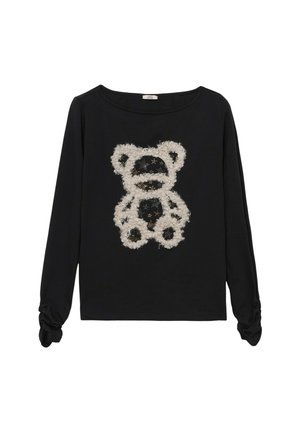 Top negro de manga larga con un diseño texturizado y esponjoso de un oso de peluche blanco con detalles en negro y escote redondo. Detalle fruncido en las mangas.