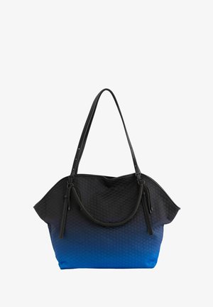 Bolsa tote en degradado negro y azul con una superficie texturizada hexagonal, que presenta dos asas y una forma suave y flexible.