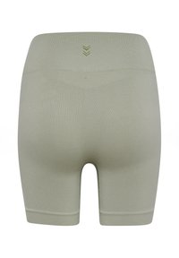 Salvia gröna träningsshorts tillverkade av stretchigt tyg, med hög midja och en texturerad yta med en diskret logotyp nära midjan.