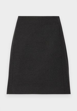 Jupe mini en laine noire avec une silhouette droite, texture lisse et coutures latérales subtiles. Pas de fermetures ou motifs visibles.