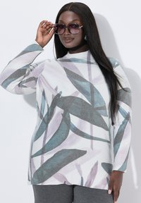 Lekki sweter z dzianiny z motywem liści w kolorze teal i lawendy, z delikatnymi akcentami brokatu. Na szyi typu mock i ściśnięte mankiety dopełniają całość.