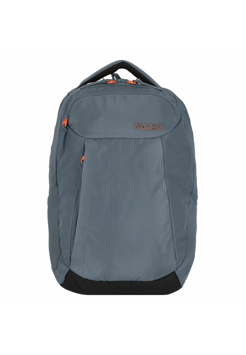 Grau farbenes Rucksack mit strukturierter Oberfläche, versehen mit orangen Akzenten, einer Fronttasche mit Reißverschluss und gepolsterten Schultergurten. Schwarzer Boden.