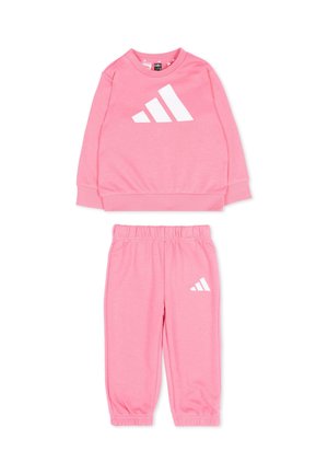 Completo composto da felpa a maniche lunghe e pantaloni rosa con vita e polsini elasticizzati, caratterizzato dal logo bianco Adidas su felpa e pantaloni.