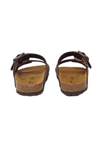Sandali marroni con due cinturini regolabili, soletta in sughero e suola in gomma texturizzata. Presentano un fiocco decorativo sul cinturino esterno.