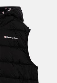 Czarna pikowana kamizelka z kapturem, z fakturą w kratkę i białym logo "Champion" w postaci okrągłego emblematu na klatce piersiowej.