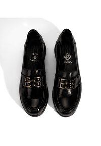 Schwarze Lackleder-Lederslipper mit breitem Riemen und doppeltem Schnallen-Detail. Glatte Textur und rundes Zehendesign. Logo eingeprägt im Inneren.