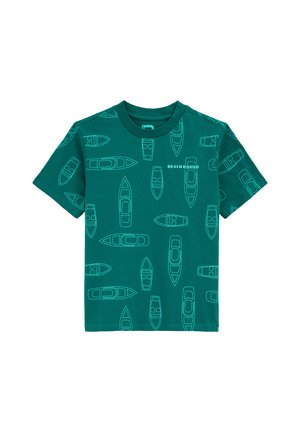 Teal bombažna majica s ponavljajočim se vzorcem silhuet čolna in napisom "BEACH BOUND". Klasična zasnova s krožnim ovratnikom in kratkimi rokavi.
