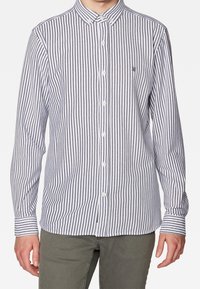 Camisa de botones de manga larga con rayas verticales en azul marino y blanco, un cuello clásico y un sutil bordado del logo en el pecho.