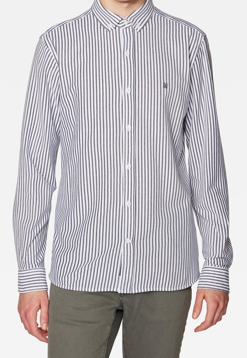 Camisa de botones de manga larga con rayas verticales en azul marino y blanco, un cuello clásico y un sutil bordado del logo en el pecho.