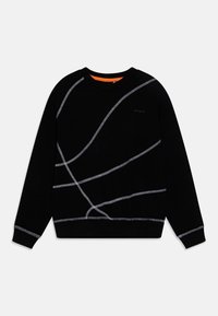 Svart sweatshirt med grå böjda linjer över framsidan, rund hals, långa ärmar och en orange detalj på insidan av kragen.