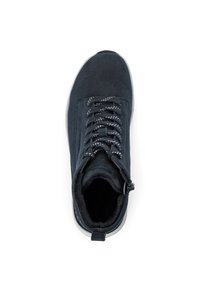 Sneakers altas de ante negro con cordones texturizados, suave forro interior y una suela de goma blanca en contraste. Presenta un cierre de cremallera en el lateral.