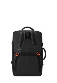 Zaino nero con spallacci regolabili e maniglia superiore. Presenta dettagli in hardware arancione e una texture liscia e opaca. Forma rettangolare.