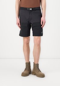 Mustat cargo-shorts, jotka on valmistettu keveästä kankaasta, sisältävät kaksi suurta etutaskua, vyötäröllä on vyö ja alhaalla edessä on logotunnus.