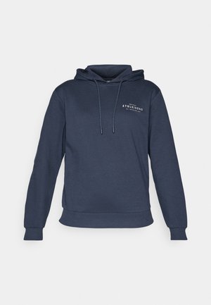 Mørkeblå hettegenser laget av mykt stoff, med en frontlomme i kengurustil, justerbar hette med snor, og en subtil hvit logo på brystet.