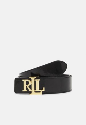 Ceinture en cuir noir brillant avec boucle logo « RL » dorée, enroulée lâchement sur un fond blanc uni.