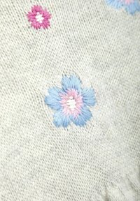 Lichtgrijze gebreide stof met geborduurde blauwe en roze bloemen, met gedetailleerde bloembladtexturen en een subtiele, gezellige uitstraling.
