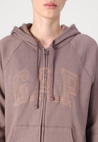 GAP HERITAGE - Majica s kapuljačom - wassel gold lurex