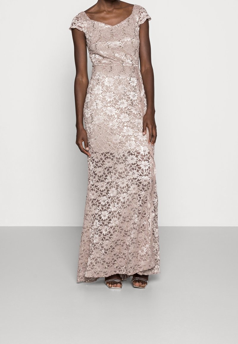 Lång, figurnära kvällsklänning i intrikat ljusrosa spets med axelremmar och en lätt lyster, med en v-ringning och delikata blommönster.