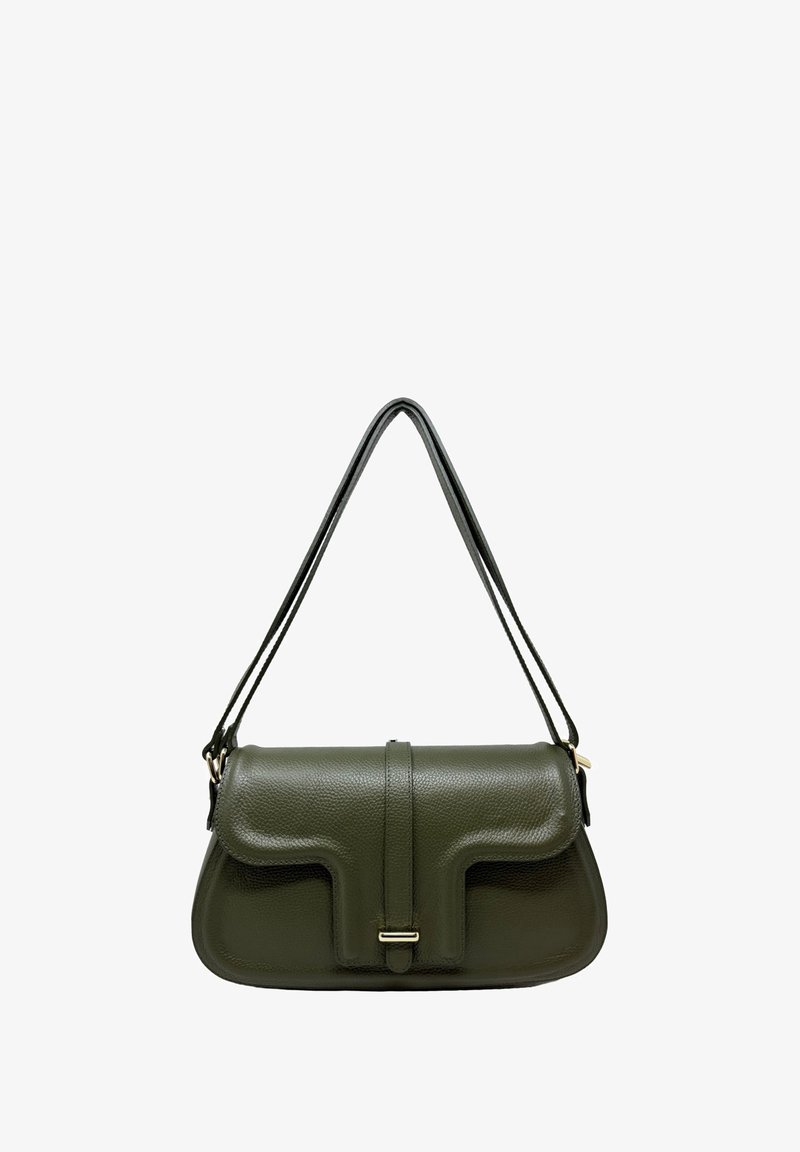 Mørkegrøn skuldertaske i læder med klaplukning og en tynd strop, med diskrete guldfarvede metaldetaljer.