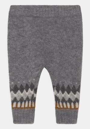 Pantalones de punto grises con una cinturilla acanalada, que presentan un patrón geométrico en negro, blanco y marrón en el dobladillo. Textura suave, diseño acogedor.