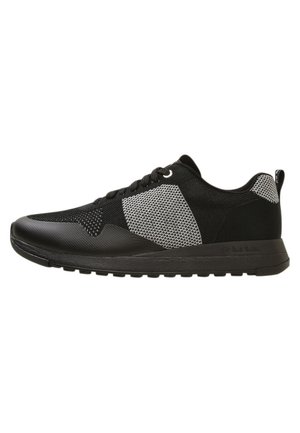 Czarno-szary sportowy sneaker z materiałem siateczkowym, zawiązywany sznurówkami, z grubą gumową podeszwą, widziany z zewnątrz.