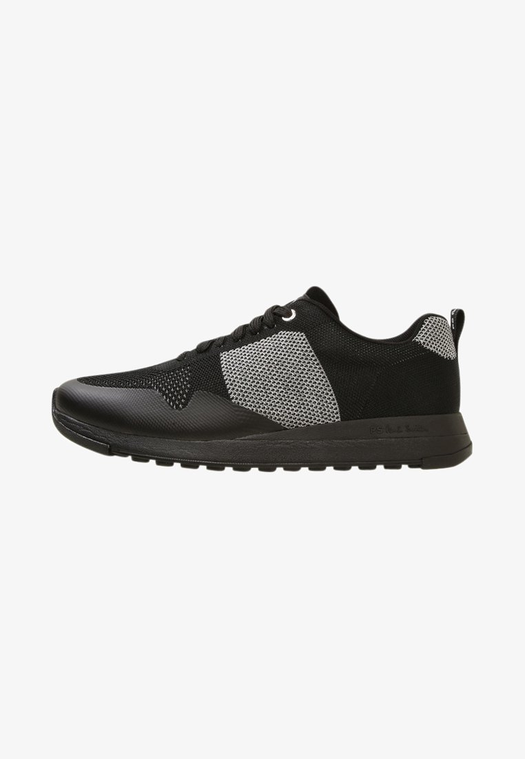 Baskets de sport noires et grises en tissu mesh, fermeture à lacets et semelle épaisse en caoutchouc, vues de côté extérieur.