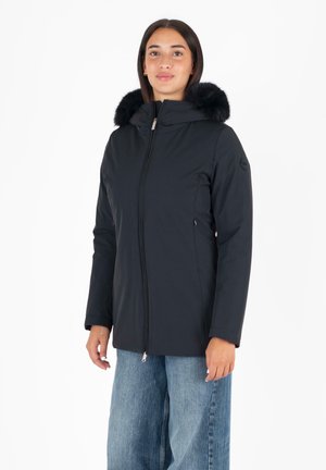 Giacca nera isolante con cappuccio foderato in pelliccia, caratteristiche di una cerniera frontale completa, tasche laterali e maniche lunghe. Tessuto liscio e resistente all'acqua.