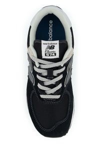 Fekete hálós és velúrbőr sportcipő világosszürke kiegészítőkkel, kerek fűzővel és párnázott nyakkal. A nyelvén "New Balance Classic 574" logó található.
