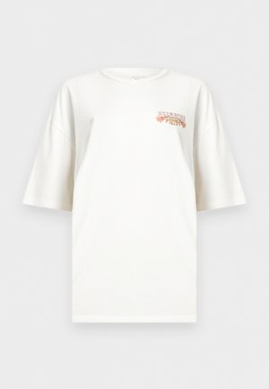 Λευκό φαρδύ T-shirt με κοντά μανίκια και μικρό πορτοκαλί και καφέ λογότυπο "Billabong 1973" στο επάνω αριστερό μέρος του στήθους.