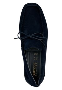 Marineblauer Wildleder-Loafer mit runder Schuhspitze, dekorativen Nähten und einer gebundenen Schnürsenkel-Akzentuierung. Verfügt über ein atmungsaktives Innenfutter und Geox-Branding innen.