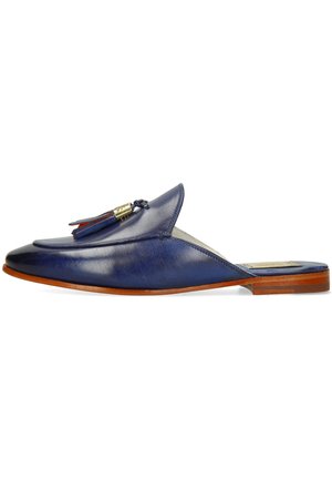 Mocassino blu in pelle senza schienale con suola marrone e pennacchi decorativi in cima, mostrato in profilo laterale.