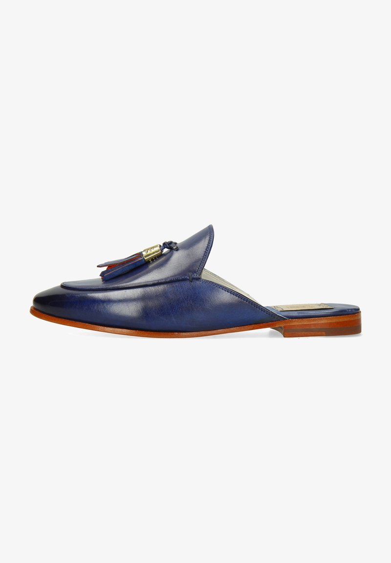 Mocasines sin respaldo de cuero azul con suela marrón y borlas decorativas en la parte superior, mostrados en perfil lateral.