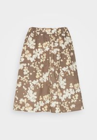 Pantaloni corti marroni con stampa floreale e vita elasticizzata, caratterizzati da fiori crema e giallo pallido sparsi sul tessuto. Materiale leggero.