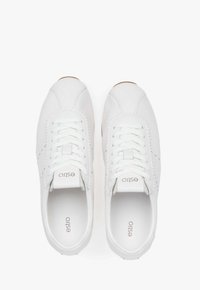 Białe sportowe sneakersy z gładką skórzaną cholewką, okrągłym noskiem, sznurowanym zapięciem, stębnowanymi detalami i minimalistycznym estetyką.