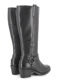 Botas negras de cuero hasta la rodilla con puntera redondeada, tacón grueso y detalles de hebillas alrededor del tobillo. Textura lisa y diseño ajustado.