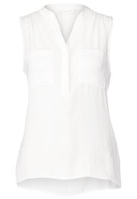 Blouse sans manches blanche avec un col en V, présentant deux poches poitrine, un tissu doux et un ourlet légèrement arrondi. Design décontracté, matériau léger.