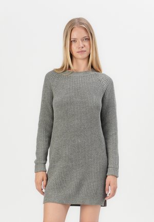 Vestido de punto en gris claro, con textura acanalada, mangas largas y escote redondo. Tiene un corte ligeramente holgado y slits laterales.