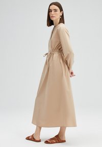 Touché Privé FRILLY WAISTED POPLIN - MODEST - Rochie de zi - beige