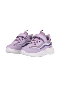 Lila sneakers med lagerdesign, som har en kombination av ljusa och mörka lila syntetmaterial, vit gummisula och justerbar rem.