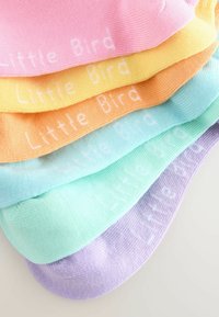 Cinque paia di calzini alla caviglia nei colori pastello: rosa, giallo, arancione, verde menta e lavanda. Ognuno ha stampato in bianco "Little Bird".