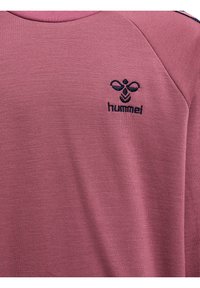 Różowy sweatshirt wykonany z miękkiego materiału, z okrągłym dekoltem i haftowanym logo w granatowym kolorze na piersi.