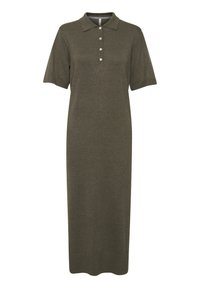 Robe olive verte, arrivant au genou, en tissu doux. Elle possède un col polo, des manches courtes et cinq boutons le long de la patte de boutonnage.
