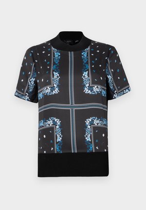 T-shirt à manches courtes en noir, présentant un motif floral en bleu et blanc. Tissu lisse avec une taille en côtelé noir. Design à col rond.