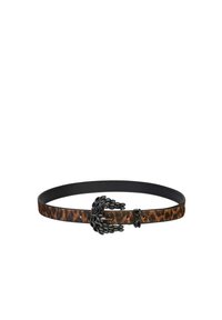 Cinturón de estampado de leopardo con una hebilla negra adornada. Está hecho de un material texturizado, con un forro interior negro liso.