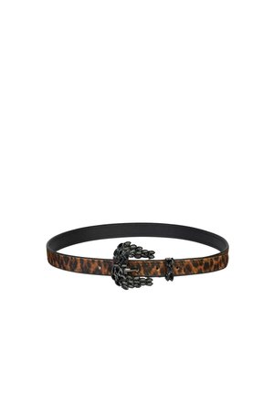 Cinturón de estampado de leopardo con una hebilla negra adornada. Está hecho de un material texturizado, con un forro interior negro liso.