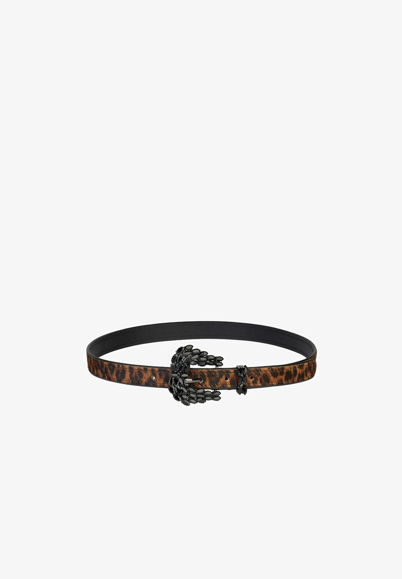 Cinturón de estampado de leopardo con una hebilla negra adornada. Está hecho de un material texturizado, con un forro interior negro liso.