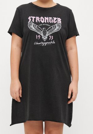 Schwarzes Kurzarmkleid mit grafischem Druck, der einen Adler und Text zeigt. Lässiges Design, weiche Textur und lockere Passform. Der Saum reicht bis zur Mitte des Oberschenkels.