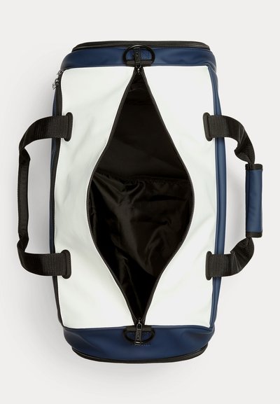 Överblick av en öppen marinblå och vit duffelväska med svart innerfoder och svarta bärhandtag mot en vit bakgrund.