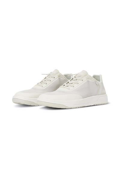 Baskets légères en mesh et daim de couleur blanc cassé, avec une surface texturée, une semelle rembourrée et un design classique à lacets.