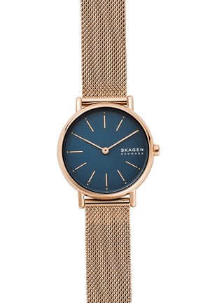 Goldfarbene Mesh-Uhr mit dunkelblauem Zifferblatt, schmalem runden Gehäuse, minimalistischen Stundenmarkierungen und Armband aus Edelstahl.